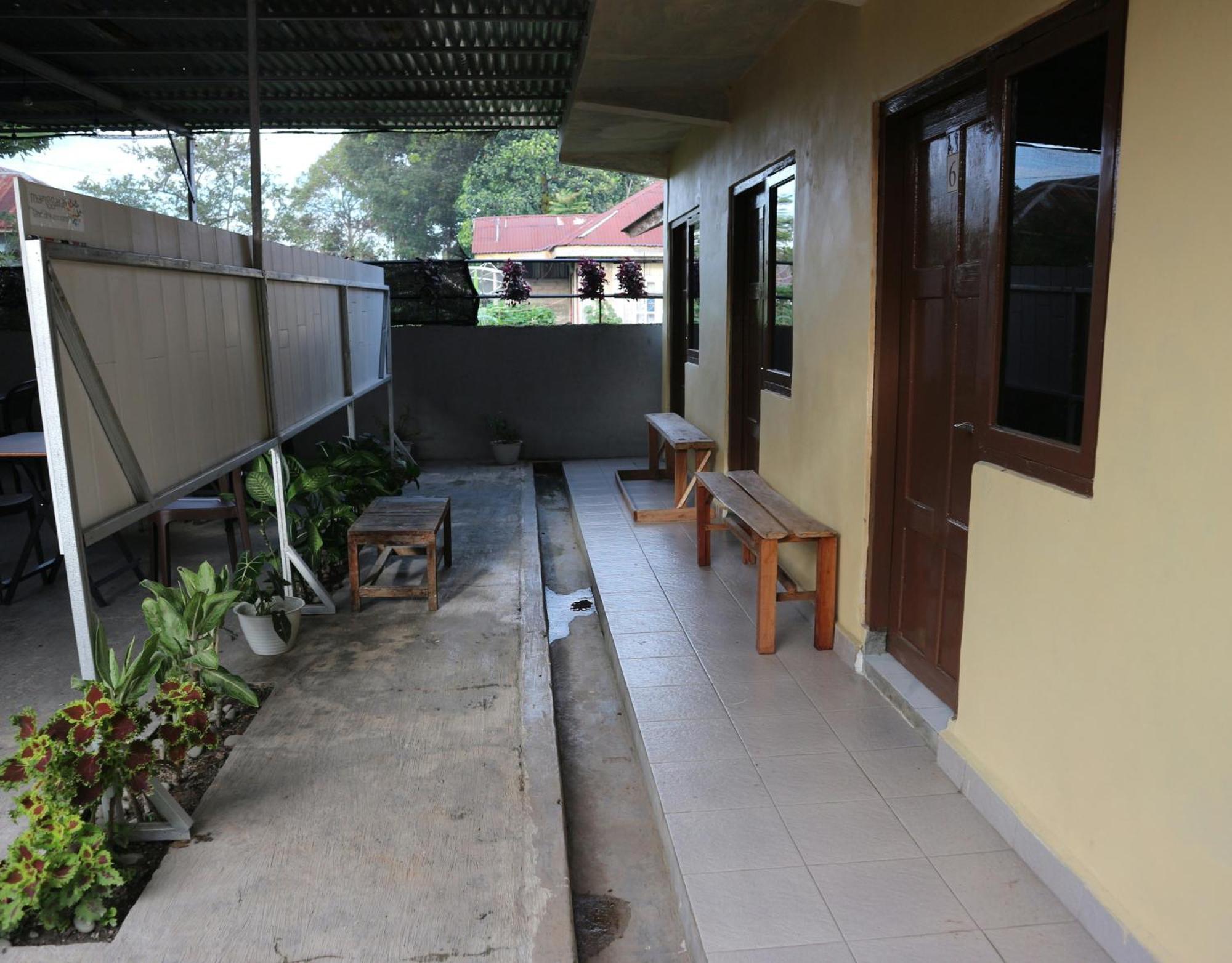 Tange Guest House Ruteng Exterior foto